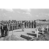 A El Quassaba (Quasaba), les obsèques deux équipages de Stuka (selon la légende d'origine).