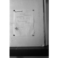 Document photographié au sein de l'imprimerie (image floue).