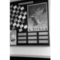 Présentation des produits réalisés au sein de l'imprimerie (carte à jouer, allumette).