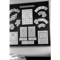 Présentation des produits réalisés au sein de l'imprimerie (carte à jouer, allumette).