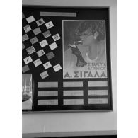 Présentation des produits réalisés au sein de l'imprimerie (carte à jouer, allumette).