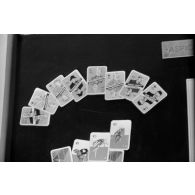 Présentation des produits réalisés au sein de l'imprimerie (carte à jouer, allumette).