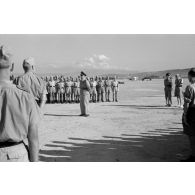 Arrivée du général Kurt von Waldau sur le terrain de Kalamaki (Grèce).