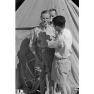 Remise de la croix de chevalier de la croix de fer (Ritterkreuz) à l'Oberleutnant Hans von Bargen pilote de Stukageschwader 3.