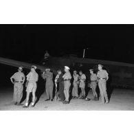 Tôt le matin, les préparatifs d'une mission aérienne à bord d'un bombardier Heinkel He-111.