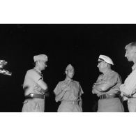 Tôt le matin, les préparatifs d'une mission aérienne à bord d'un bombardier Heinkel He-111.