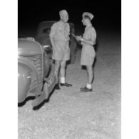 Tôt le matin, les préparatifs d'une mission aérienne à bord d'un bombardier Heinkel He-111.