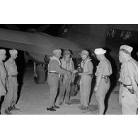 Tôt le matin, les préparatifs d'une mission aérienne à bord d'un bombardier Heinkel He-111.