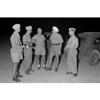 Tôt le matin, les préparatifs d'une mission aérienne à bord d'un bombardier Heinkel He-111.