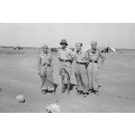 Un équipage de bombardier Heinkel He-111 lors d'une attaque sur l'Oasis de Koufra, puis au retour de la mission le succès de l'opération, l'équipage évoque le succès du bombardement (légende d'origine).