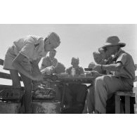 Entre deux vols ou missions, le personnel volant déjeune.