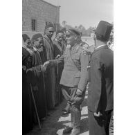 Rommel visite l'oasis de Siwa, rencontre avec les autorités locales.