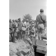 Rommel visite l'oasis de Siwa.