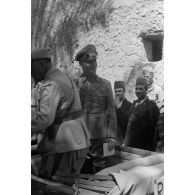 Rommel visite l'oasis de Siwa.