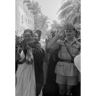 Lors de la visite de Rommel à l'oasis de Siwa, les hôtes égyptiens et un officier italien le saluent à son départ du site.