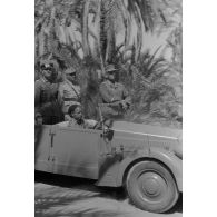 Rommel visite l'oasis de Siwa, dans la voiture le général Alfred Gause et un général italien.