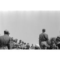 Rommel visite l'oasis de Siwa.