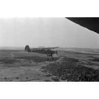Rommel visite l'oasis de Siwa, survol du secteur à bord d'un avion de liaison Fieseler Fi-156 Storch codé  DO+AI.