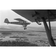 Rommel visite l'oasis de Siwa, survol du secteur à bord d'un avion de liaison Fieseler Fi-156 Storch codé  DO+AI.