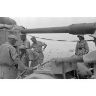 Mise en batterie d'une batterie de 4 canons de 8,8 cm Flak sur le front d'El Alamein.