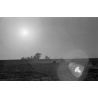 Explosions à l'horizon sur le front d'El Alamain, au premier plan un canon de 8, 8 cm FlaK.