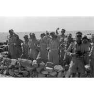 Sur le front d'El Alamein, le Kommandogerät 40 guidant une batterie de 4 canons de 8,8 cm Flak.