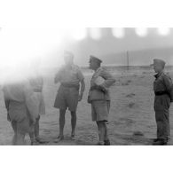 Réunion en présence du général (Generalleutnant) Heinrich Burchard, responsable de la Flak en Afrique et du colonel Trotz, commandant un Sturmflak-Regiment (légende d'origine).