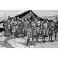 Officiers du Luftwaffe Flak-Regiment 135 lors de l'inspection du général (Generalleutnant) Johannes Josef Heinrich Burchard.