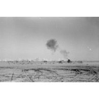 Une batterie de canons de 8,8 cm FlaK riposte à une incursion aérienne.