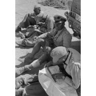 Le colonel (Oberst) Alwin Wolz lors d'un point de situation à l'ombre d'un véhicule immatriculé WL-278 380.