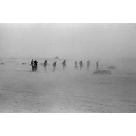 Armés de détecteurs de mines et de pelles, des soldats allemands sécurisent un itinéraire.