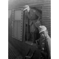 L'Oberstleutnant Siegel et le Generalleutnant Borchert (selon légende d'origine) quitte un Junkers Ju-52 à l'arrivée sur le terrain de Tobrouk, remise de la croix de fer de première classe au Feldwebel Hans Gross.