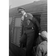 L'Oberstleutnant (Oberst) colonel Siegel à la descente d'un Junkers Ju-52 sur le terrain de Tobrouk.
