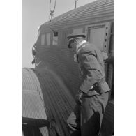 L'Oberstleutnant (Oberst) colonel Siegel à la descente d'un Junkers Ju-52 sur le terrain de Tobrouk.