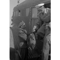 L'Oberstleutnant (Oberst) colonel Siegel à la descente d'un Junkers Ju-52 sur le terrain de Tobrouk.