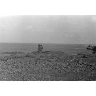 Le littoral de Tobrouk où la défense allemande doit régulièrement repousser des attaques nocturnes.