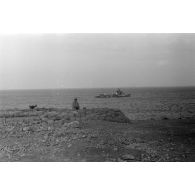 Le littoral de Tobrouk où la défense allemande doit régulièrement repousser des attaques nocturnes.