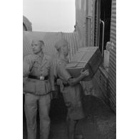 Chargement d'un Junkers Ju-52 en partance pour Siwa.