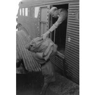 Chargement d'un Junkers Ju-52 en partance pour Siwa.