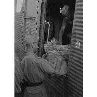 Chargement d'un Junkers Ju-52 en partance pour Siwa.