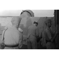 Chargement d'un Junkers Ju-52 en partance pour Siwa.