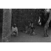 Des habitants de l'oasis de Siwa observent les soldats allemands qui plongent dans les bains de Cléopâtre.<br>