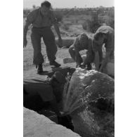 La source de l'oasis de Siwa bouillonne avec une forte pression.