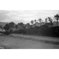 Aspects de la ville de Derna puis un exercice de tir à 150 mètres sur une plage, enfin des réserves d'essence du DAK.