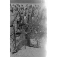 Obsèques de Hans-Joachim Marseille et promenade dans une rue commerçante de Derna (souk).