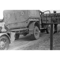 Arrivée d'un véhicule dans la zone de réparation, il s'agit d'un véhicule de prise, capturé à l'armée britannique.