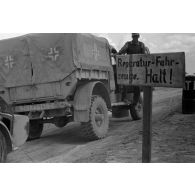 Arrivée d'un véhicule dans la zone de réparation, il s'agit d'un véhicule de prise, capturé à l'armée britannique.