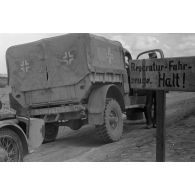 Arrivée d'un véhicule dans la zone de réparation, il s'agit d'un véhicule de prise, capturé à l'armée britannique.