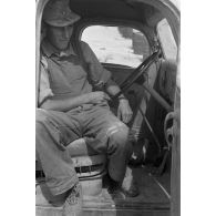 Un soldat allemand aux commandes d'une voiture britannique maintenant au service de l'armée allemande.