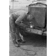 Soudures sur des véhicules, ici le camion immatriculé WH 792 646.